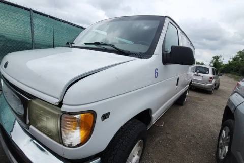 Photo of 2002 Ford E-350 Econoline Club Wagon