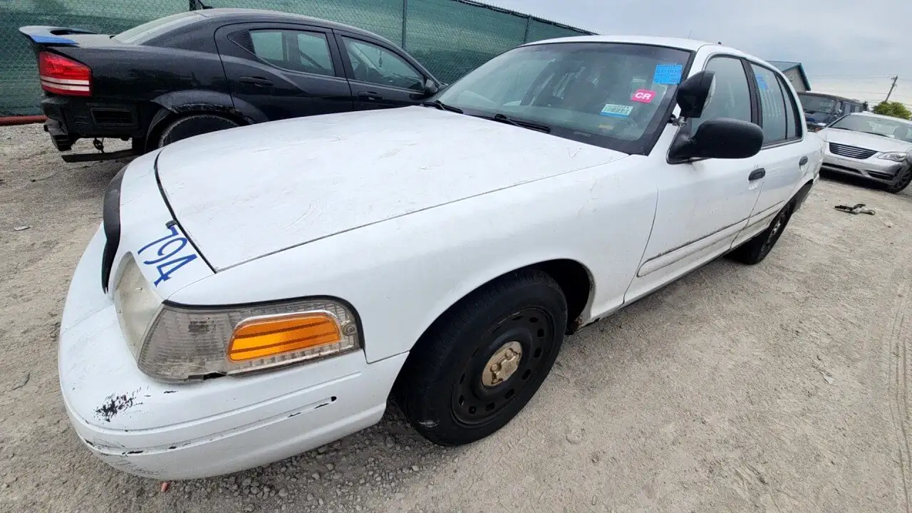 Photo of 2004 Ford Crown Victoria