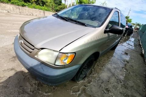 Photo of 2002 Toyota Sienna