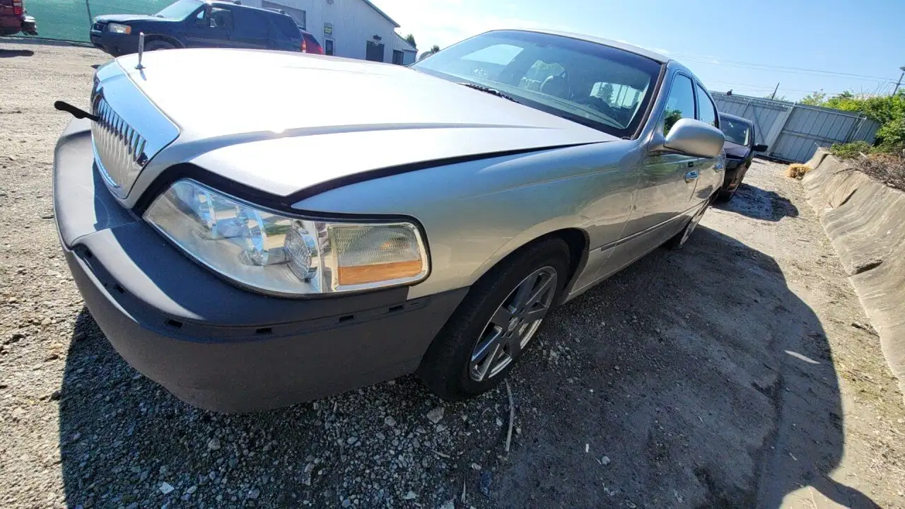 Photo of 2005 Lincoln Town Car