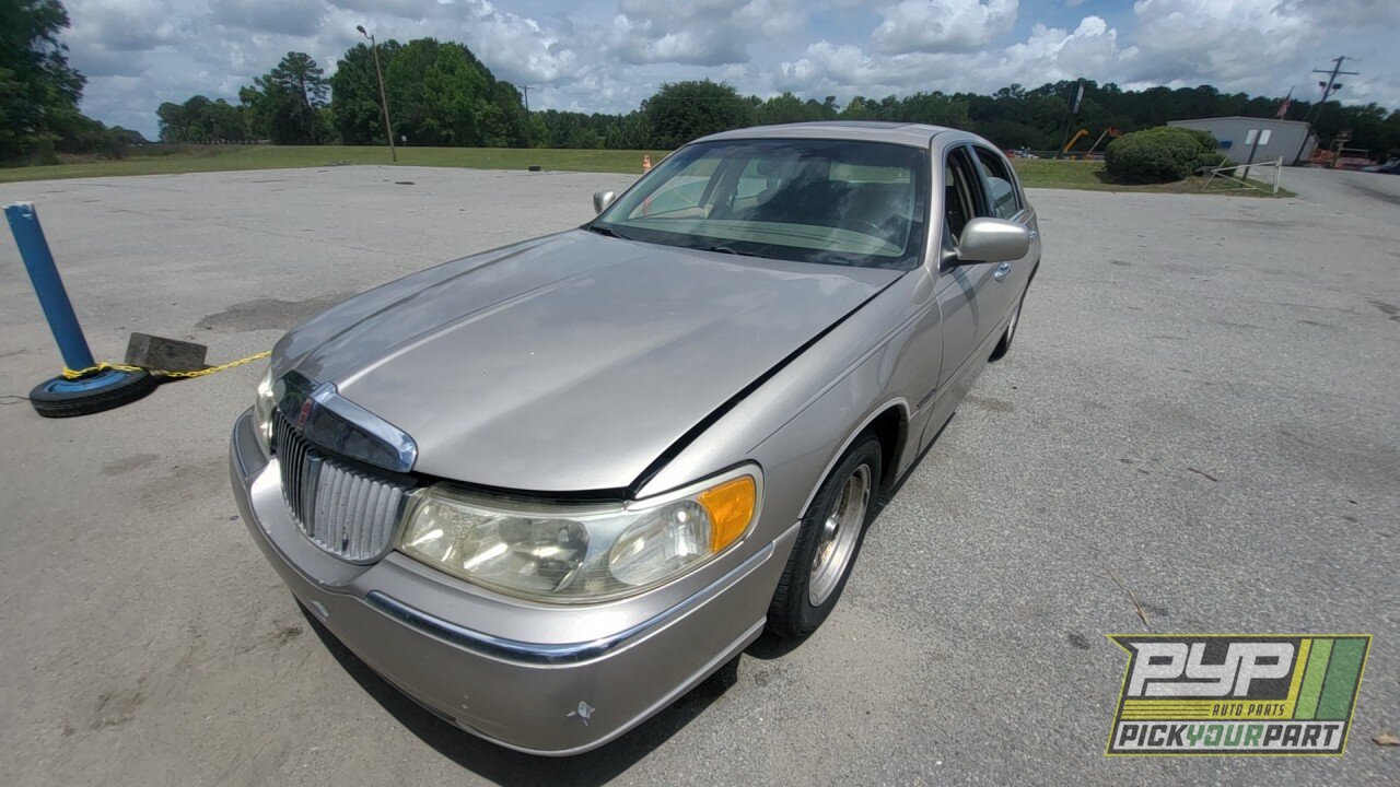 Photo of 2002 Lincoln Town Car