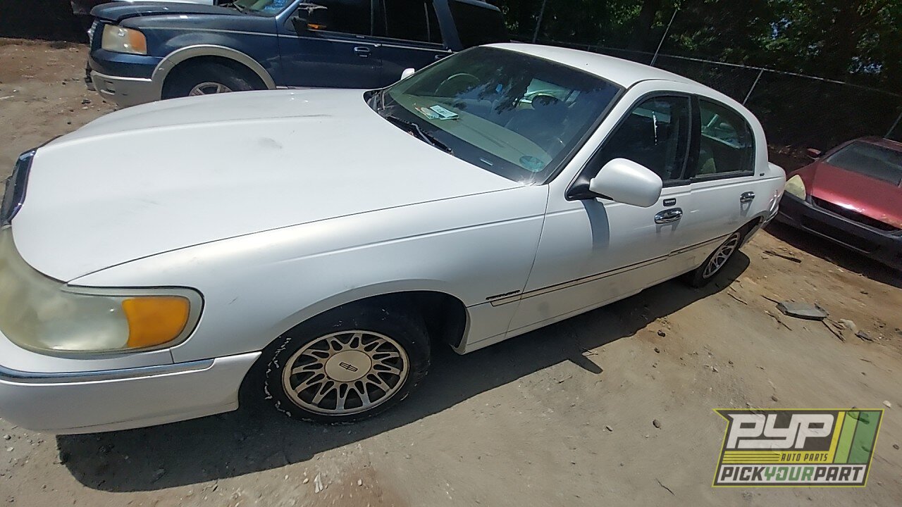 Photo of 2002 Lincoln Town Car