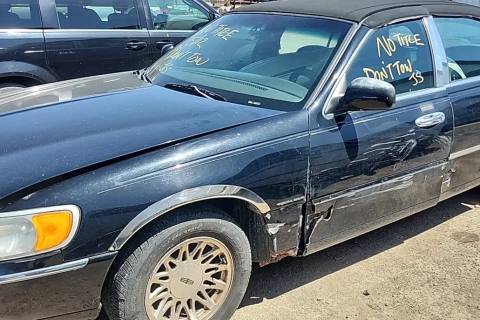 Photo of 1999 Lincoln Town Car