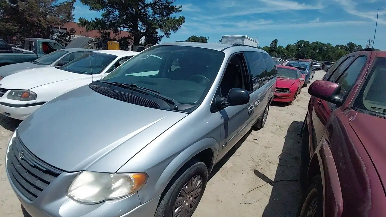 Photo of 2005 Chrysler Town & Country