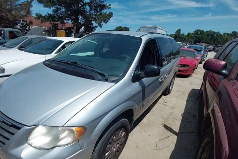Photo of 2005 Chrysler Town & Country