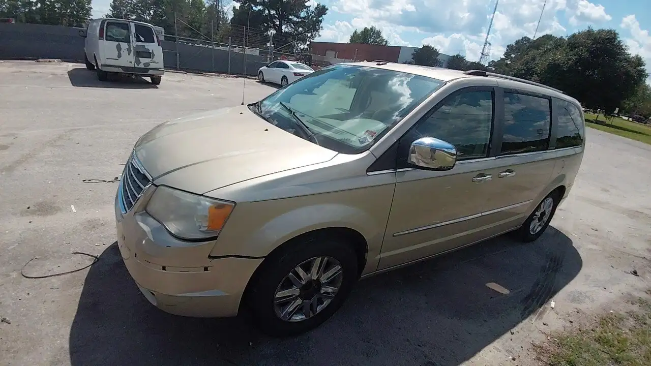 Photo of 2010 Chrysler Town & Country
