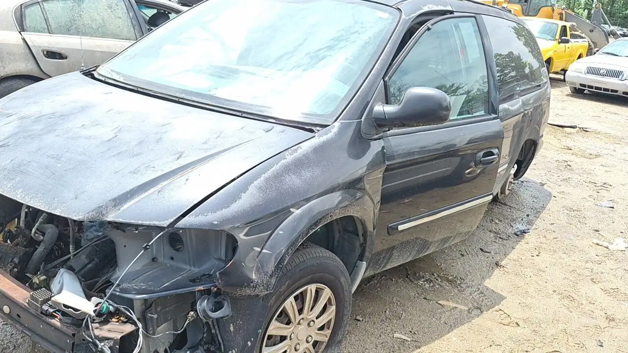 Photo of 2005 Chrysler Town & Country