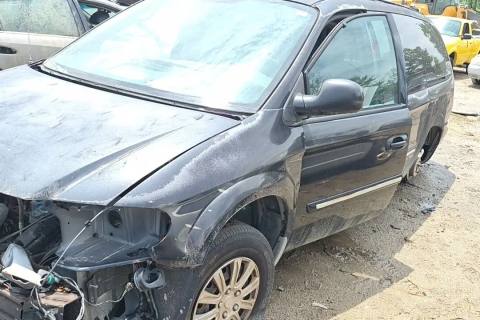 Photo of 2005 Chrysler Town & Country