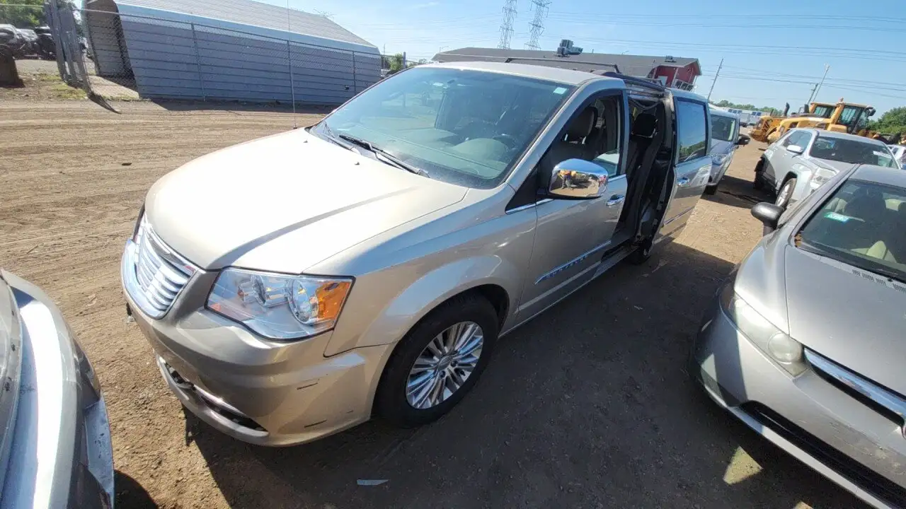 Photo of 2015 Chrysler Town & Country