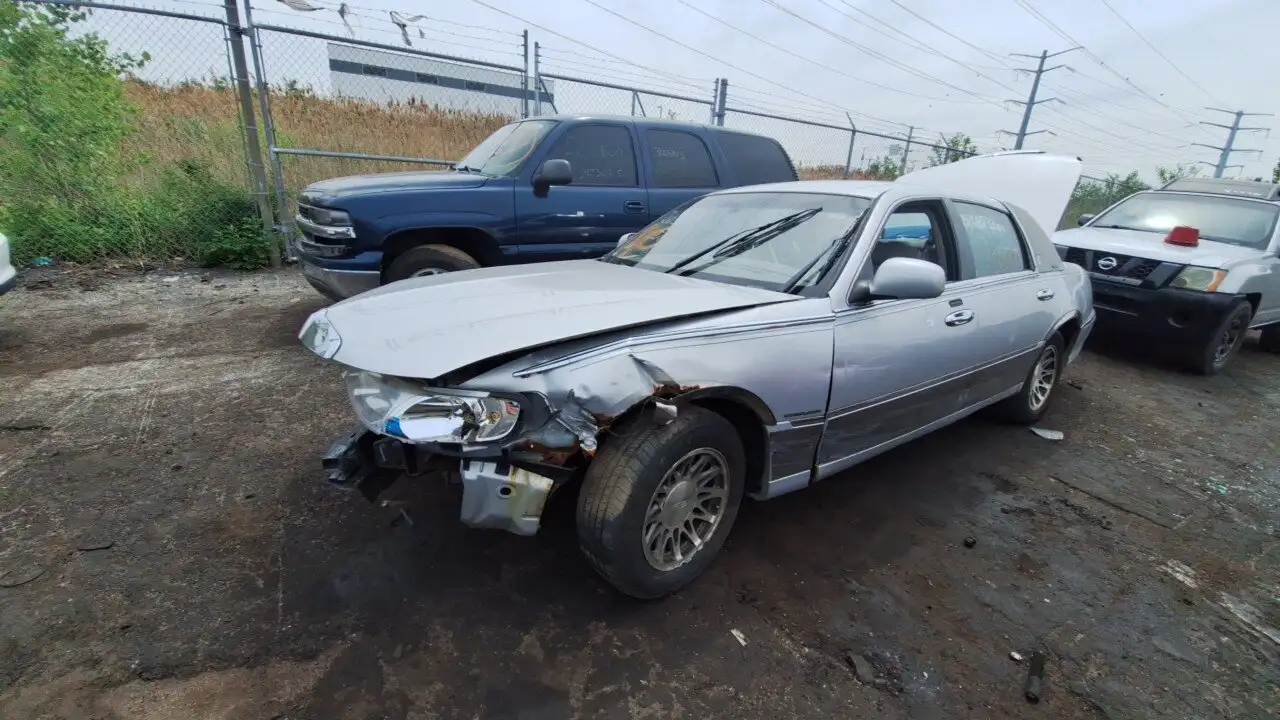 Photo of 2000 Lincoln Town Car