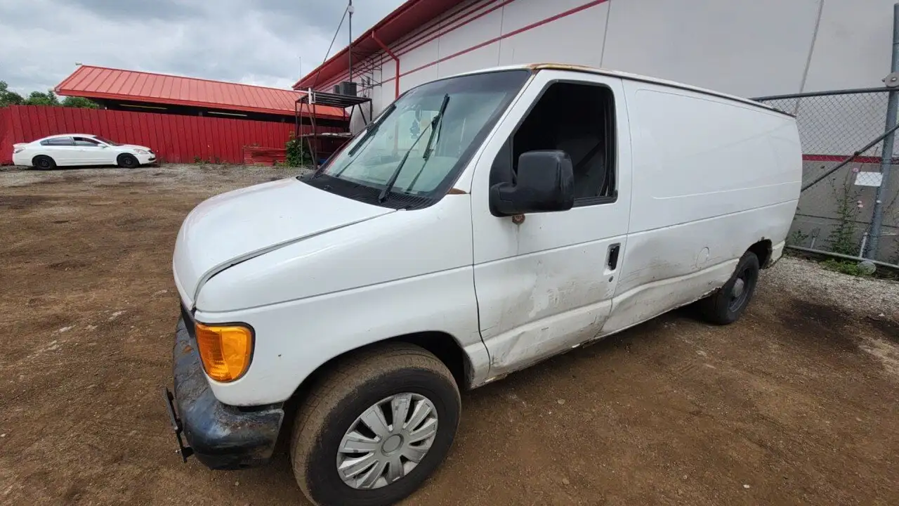 Photo of 2004 Ford E-150