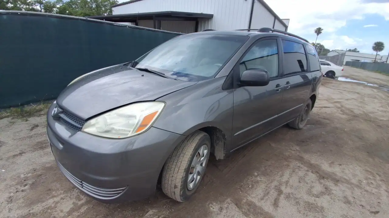 Photo of 2004 Toyota Sienna