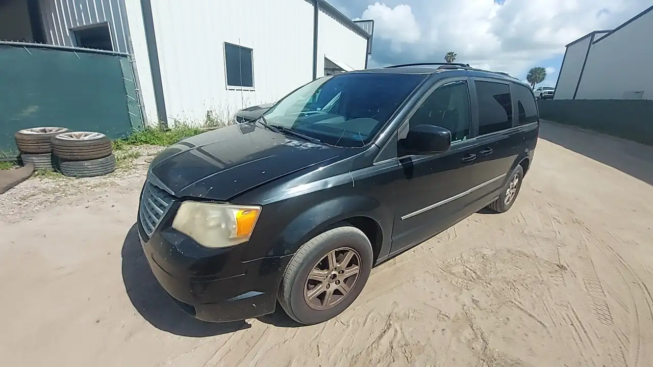 Photo of 2010 Chrysler Town & Country