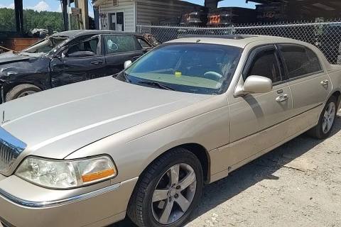 Photo of 2010 Lincoln Town Car