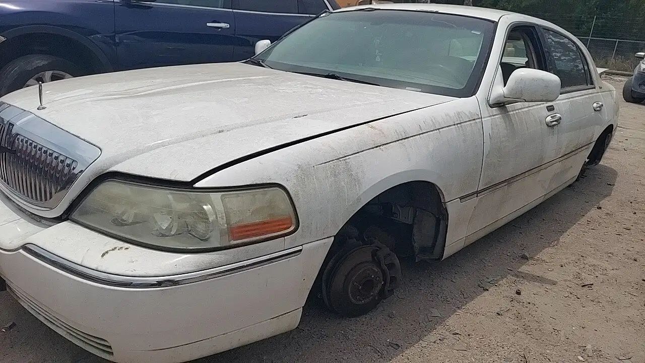 Photo of 2003 Lincoln Town Car