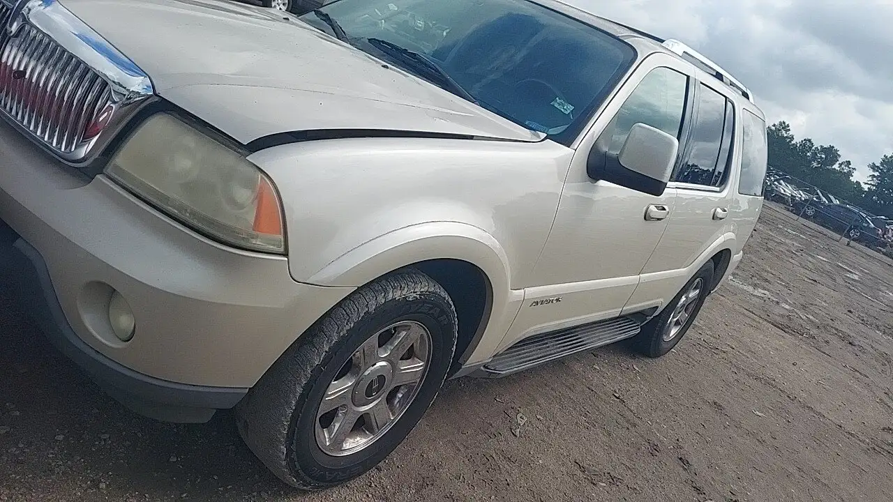 Photo of 2005 Lincoln Aviator