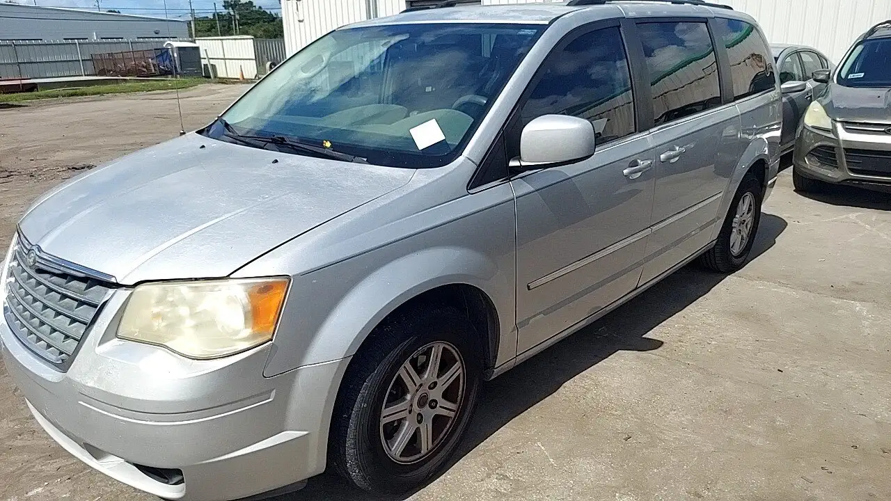 Photo of 2010 Chrysler Town & Country
