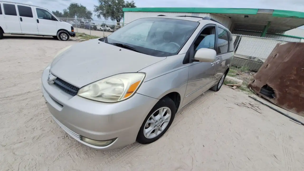 Photo of 2005 Toyota Sienna