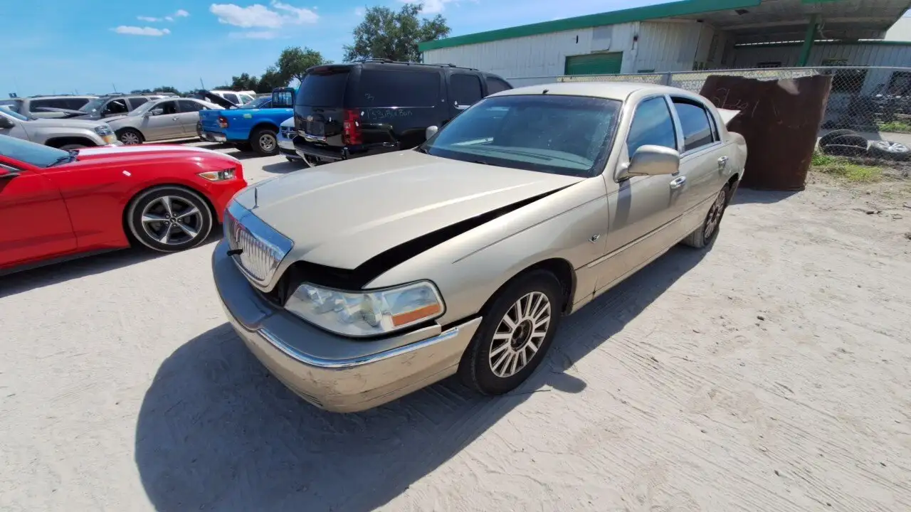 Photo of 2004 Lincoln Town Car