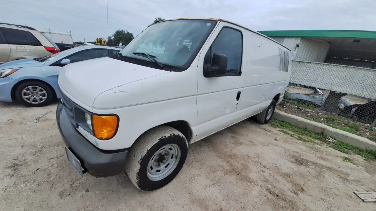 Photo of 2005 Ford E-150