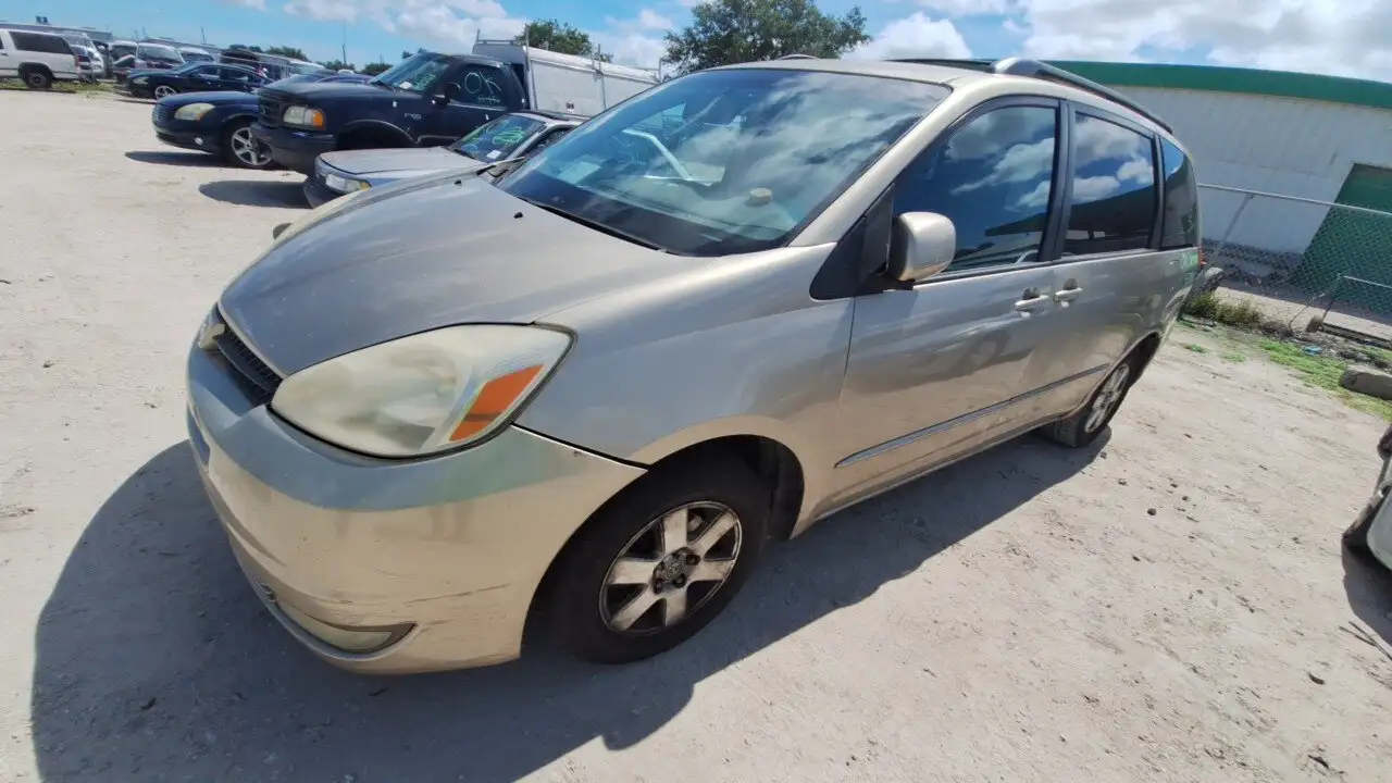 Photo of 2004 Toyota Sienna