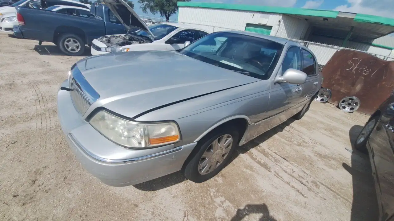 Photo of 2003 Lincoln Town Car