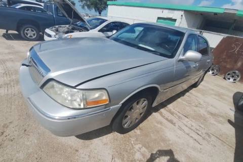 Photo of 2003 Lincoln Town Car
