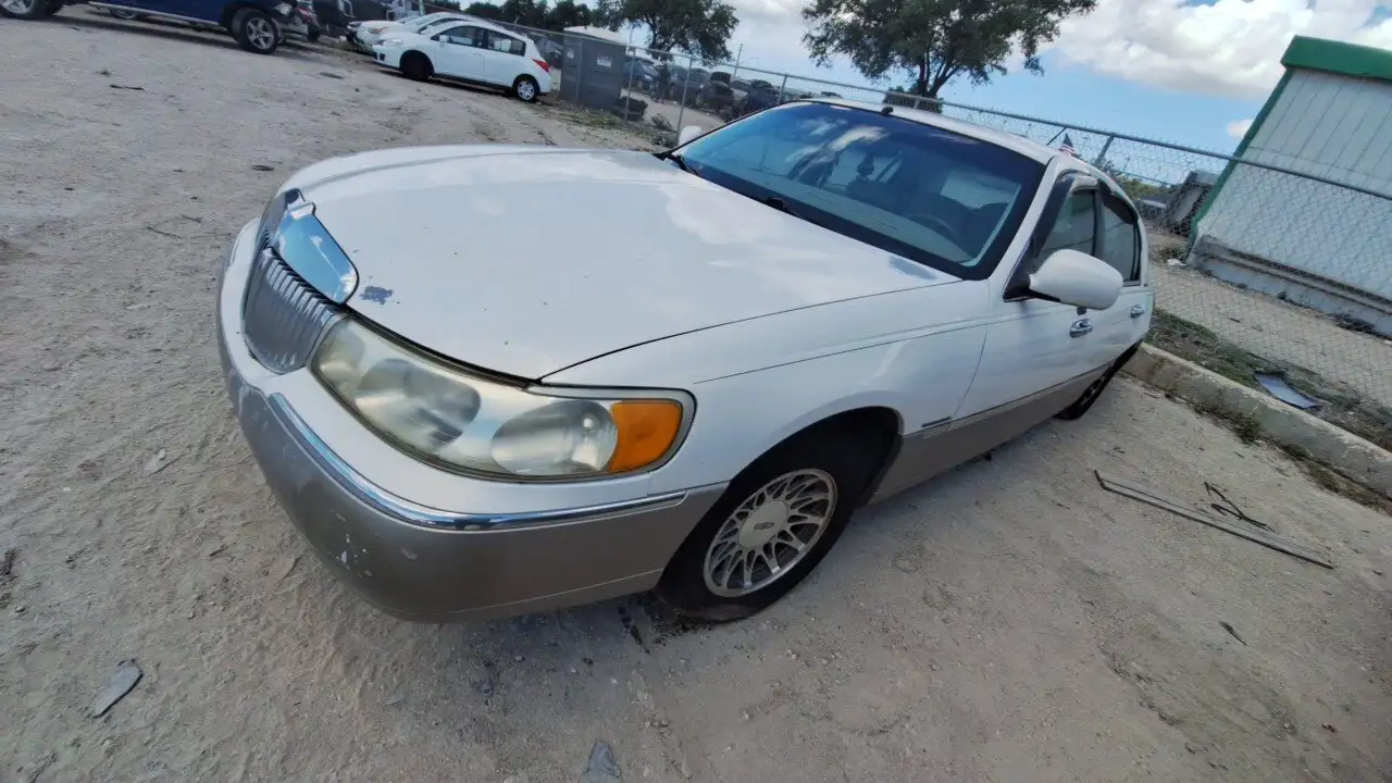 Photo of 2000 Lincoln Town Car