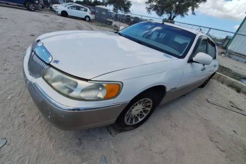 Photo of 2000 Lincoln Town Car