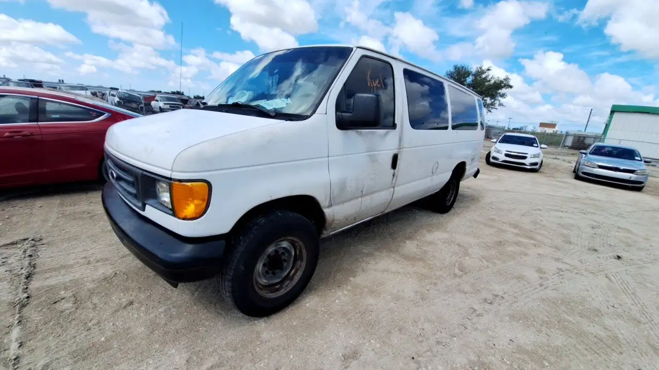 Photo of 2004 Ford E-350 Club Wagon