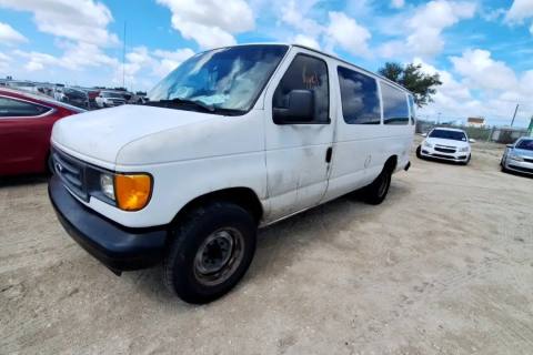 Photo of 2004 Ford E-350 Club Wagon