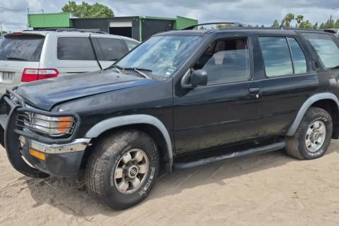Photo of 1999 Nissan Pathfinder
