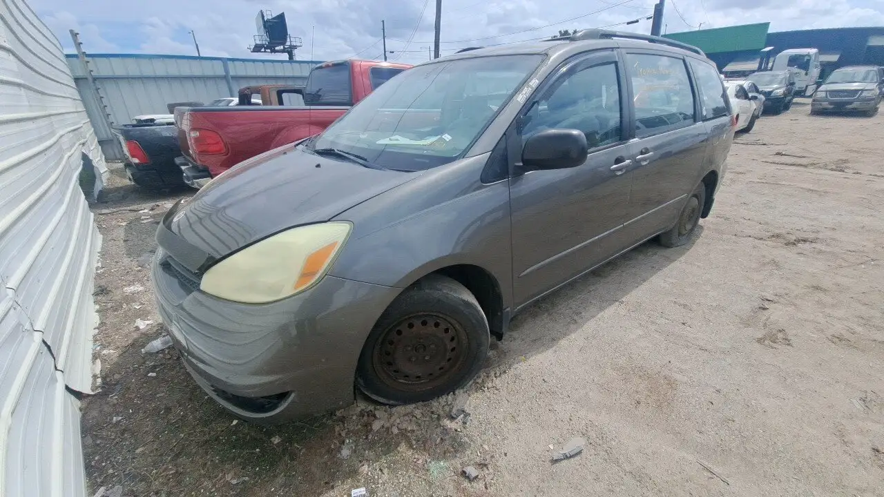 Photo of 2004 Toyota Sienna