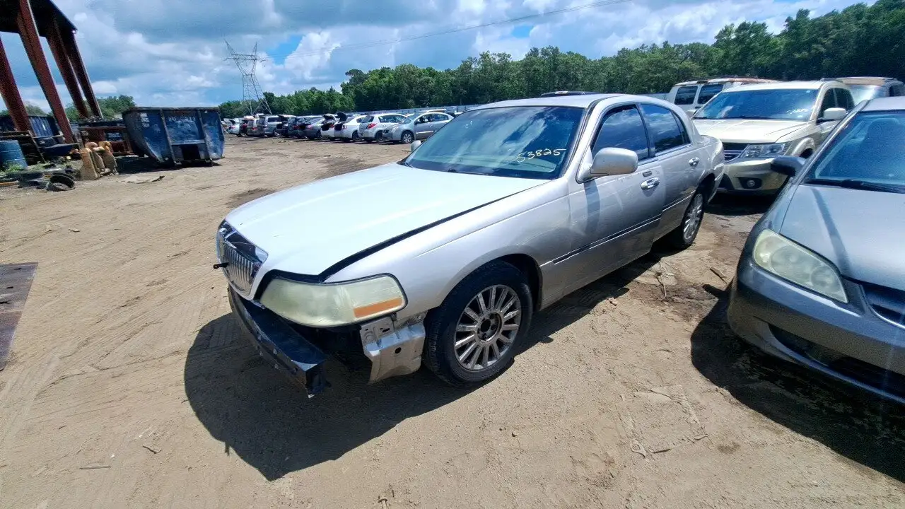 Photo of 2003 Lincoln Town Car