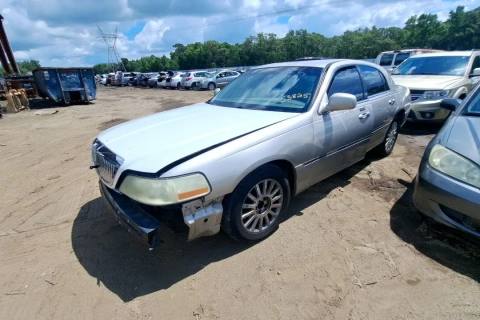 Photo of 2003 Lincoln Town Car