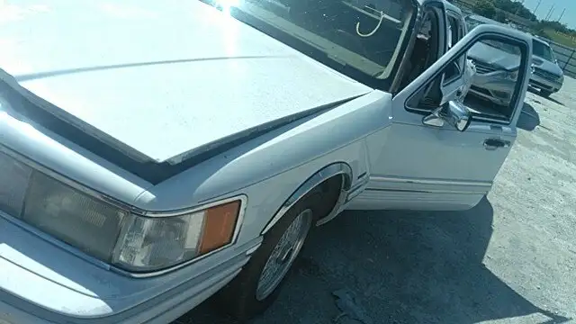 Photo of 1993 Lincoln Town Car