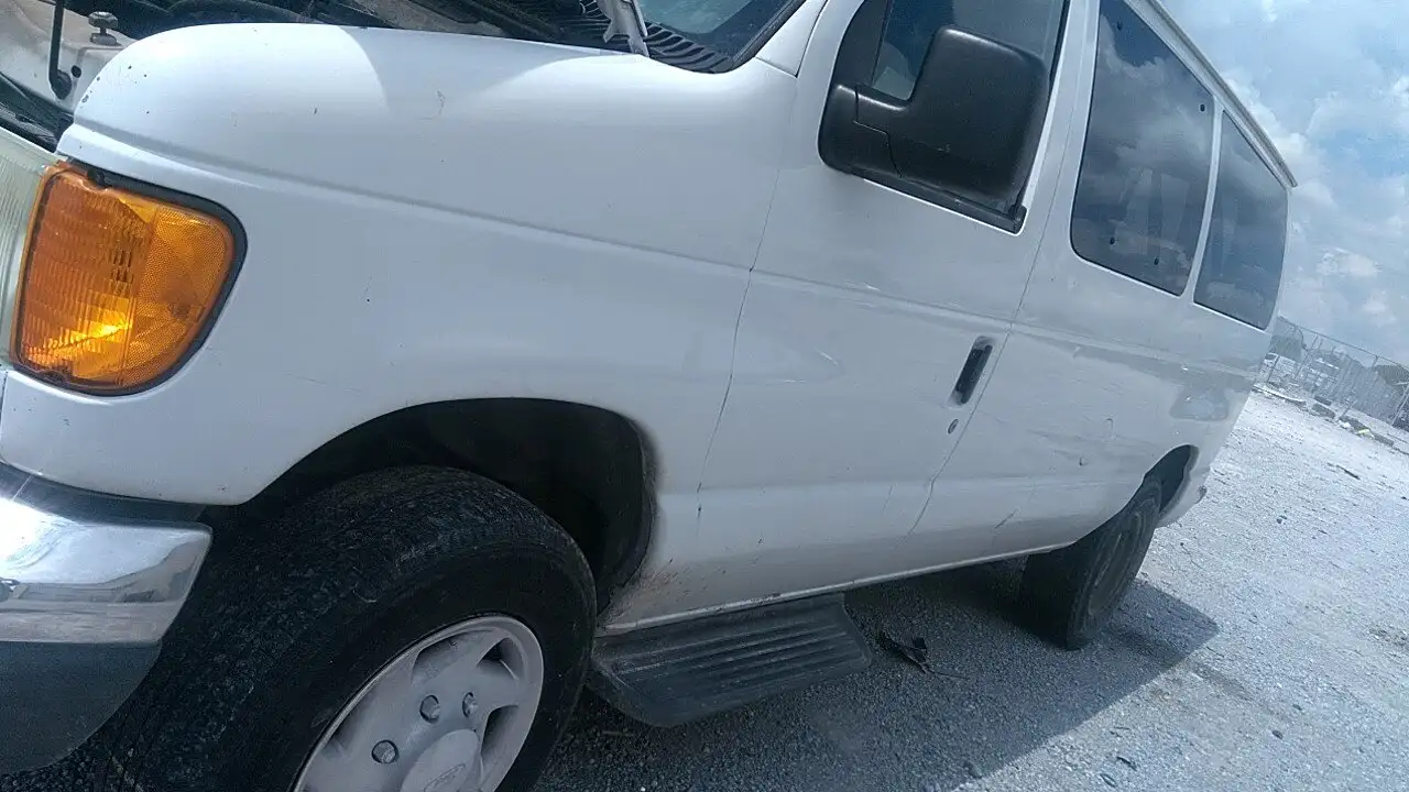 Photo of 2006 Ford E-350 Super Duty