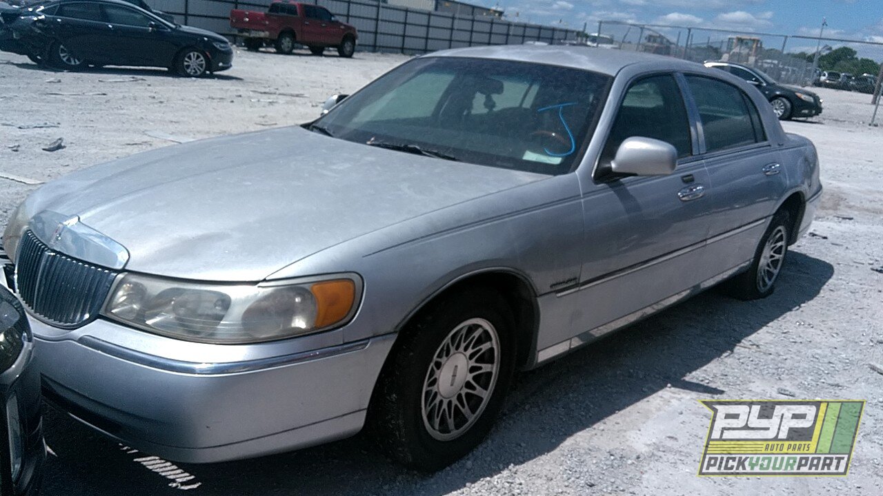 Photo of 2001 Lincoln Town Car
