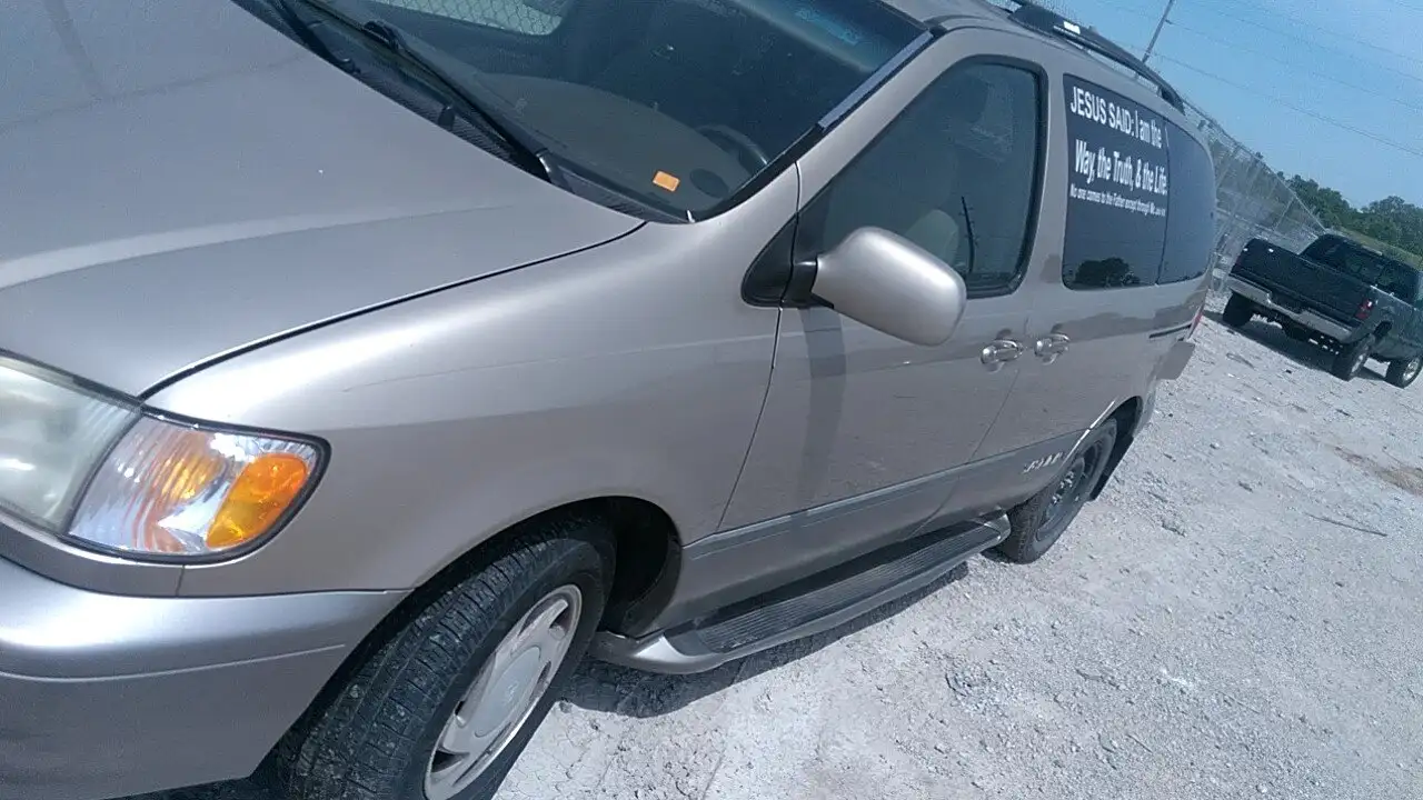 Photo of 2002 Toyota Sienna