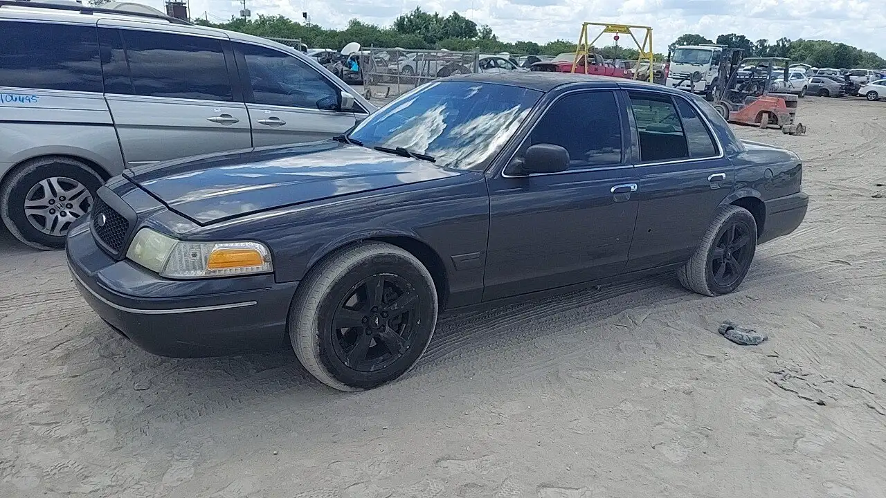Photo of 2005 Ford Crown Victoria