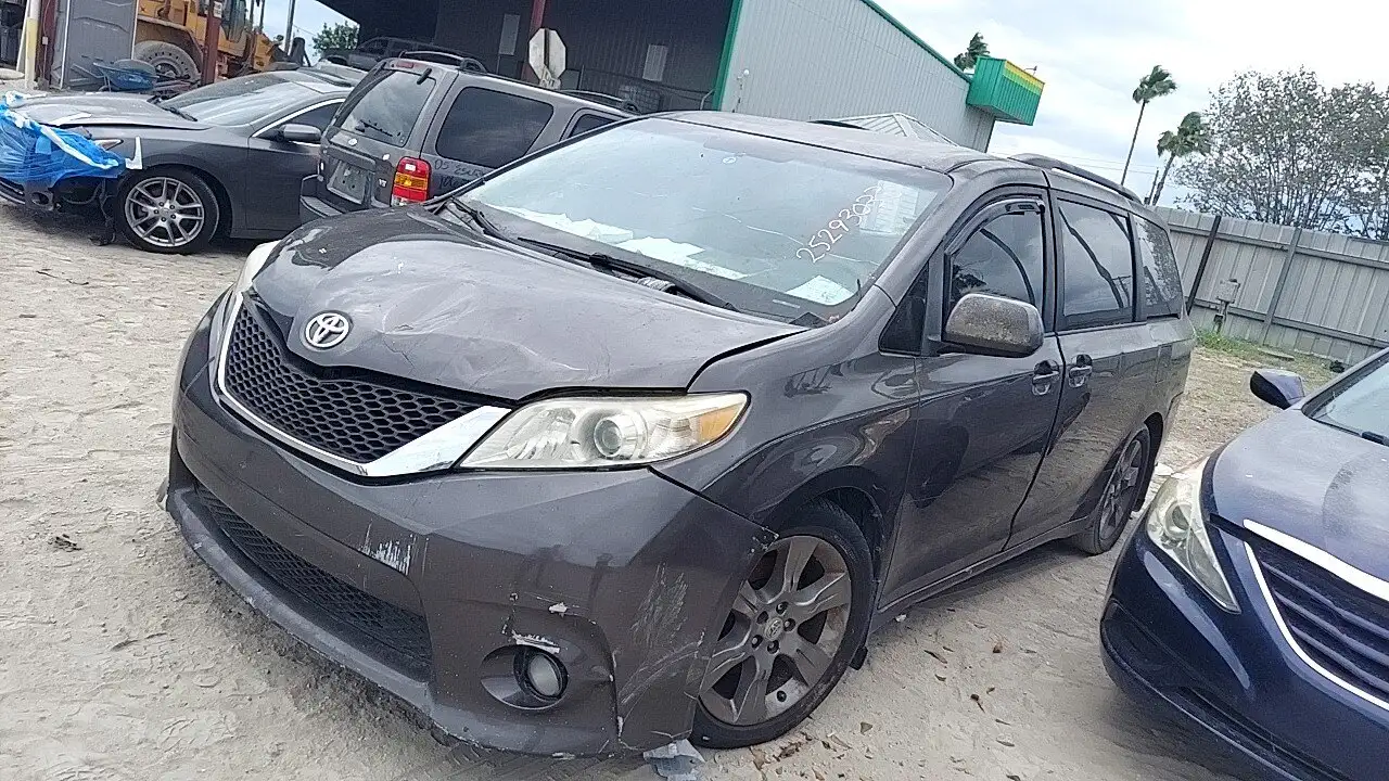 Photo of 2011 Toyota Sienna