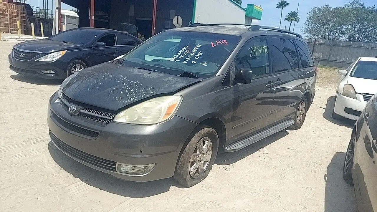 Photo of 2004 Toyota Sienna