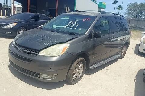 Photo of 2004 Toyota Sienna