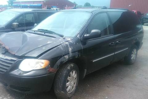 Photo of 2005 Chrysler Town & Country