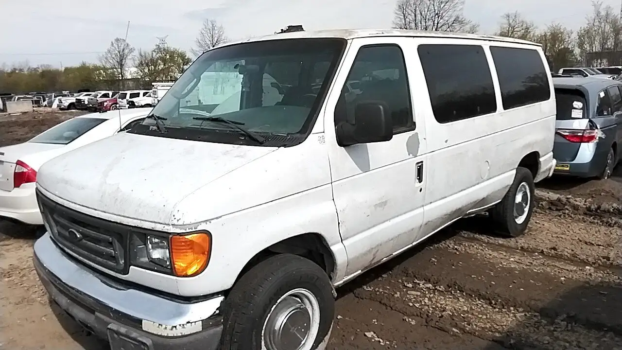 Photo of 2003 Ford E-350 Club Wagon