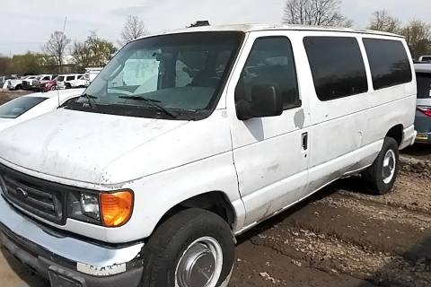 Photo of 2003 Ford E-350 Club Wagon