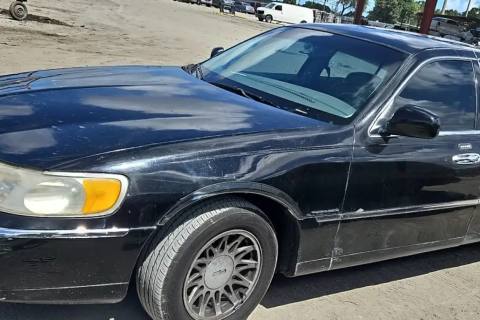 Photo of 1999 Lincoln Town Car
