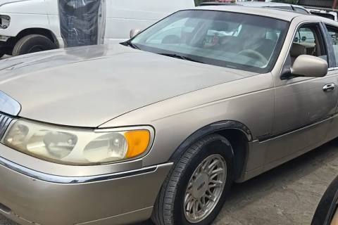 Photo of 1998 Lincoln Town Car
