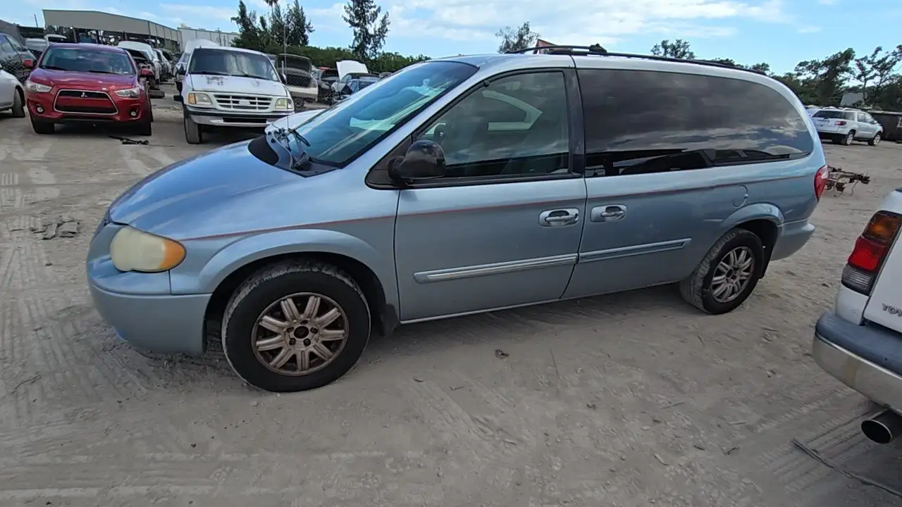 Photo of 2005 Chrysler Town & Country
