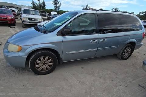 Photo of 2005 Chrysler Town & Country